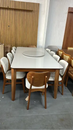 Mesa oito cadeiras de madeira maciça