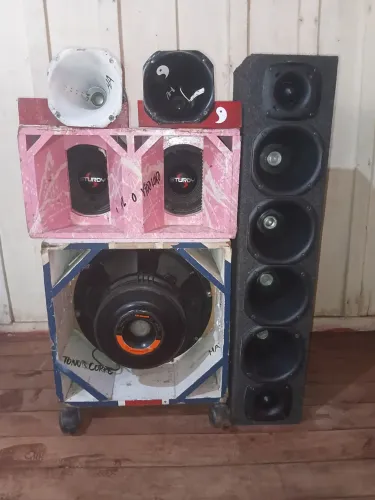 Vendo som automotivo,  6 cornetas 2 Twitter 2 médios grave e 1 tornado de 15 1100 rms 