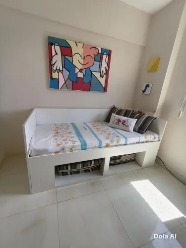 Vendo Cama Solteiro, moderna e funcional.