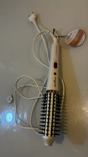 modeladora/secadora de cabelo da marca Britânia.