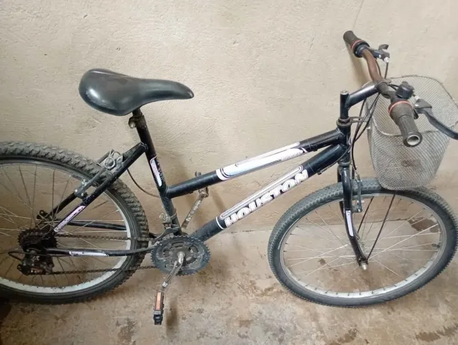 Bicicleta Usada Houston Preta com Cesta e Marchas