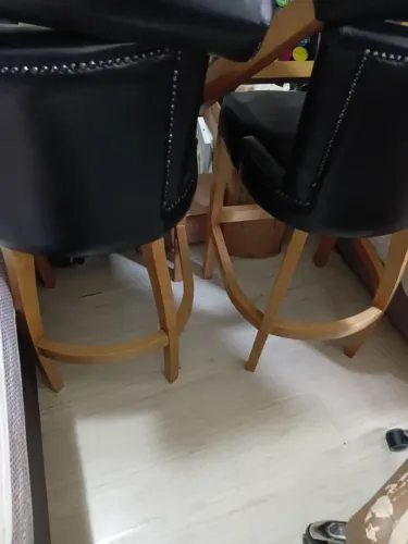 Banquetas de madeira. Assento e encosto em couro