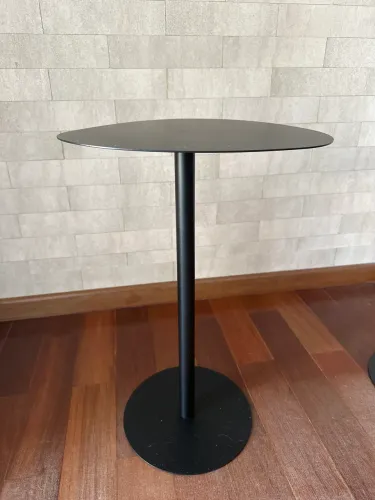 Mesa lateral preta orgânica