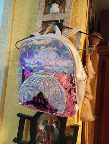 Mochila infantil sereia com detalhes em lantejoulas 