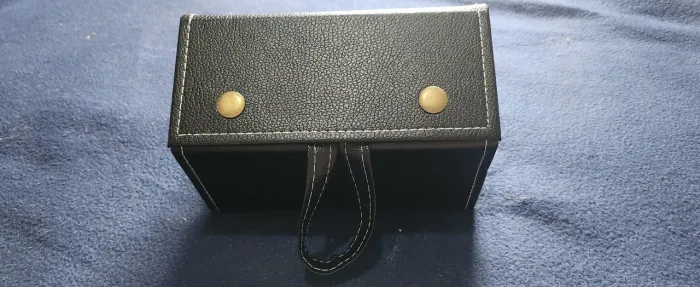 porta óculos em courino preto espaço para 5 óculos. em ótimo estado.