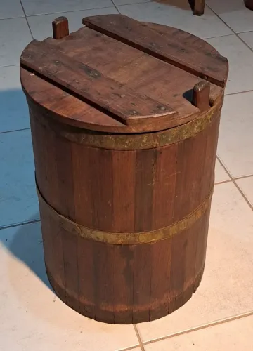 Antiga Tina de madeira com tampa em muito bom estado NÃO ENVIO