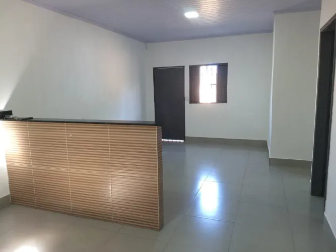 Aluga -sr uma casa na avenida no Itapoã