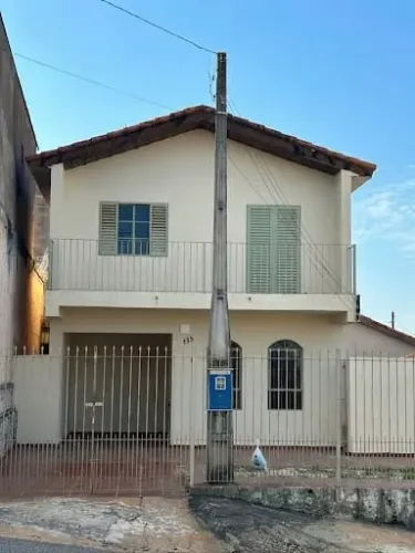 Casa perto do centro: 3 quartos, sacada, linda vista e terreno frontal para comércio