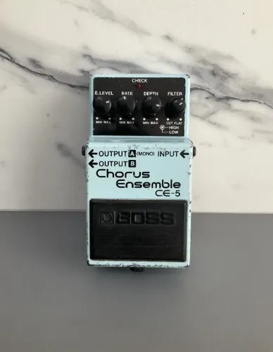  Pedal de Guitarra BOSS  CE-5 Chorus Essemble (Pink Label)