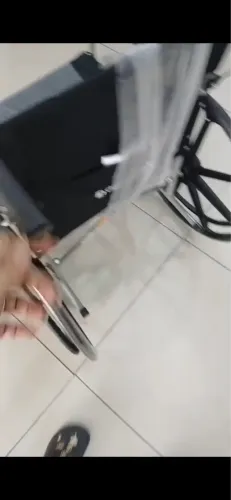 Vendo cadeira de rodas e assento se banho 