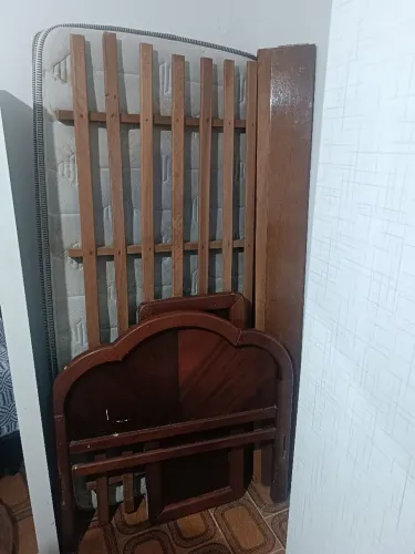 Vendo Cama de Solteiro de Madeira + Colchão
