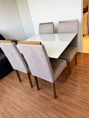 Mesa de jantar tampo de vidro 4 lugares.