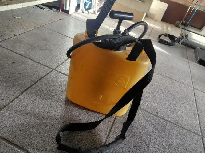 Pulverizador costal 5 litros, com jato regulável.