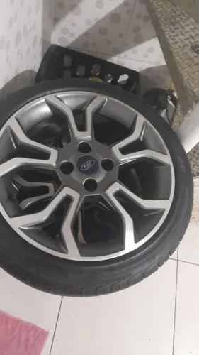 Vende-se 4 rodas aro 17, já com pneus balão