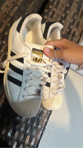 Tênis adidas superstar 