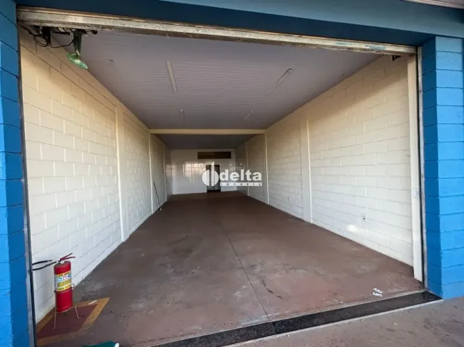 Loja disponível para locação no bairro Fruta do Conde em Uberlândia-MG.