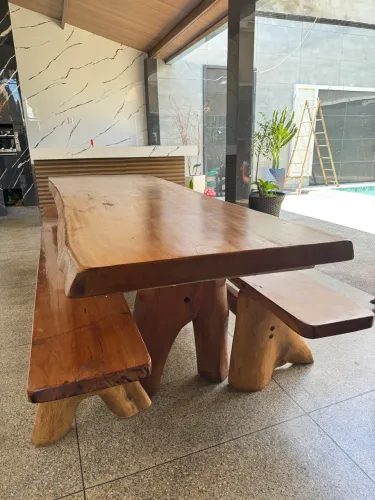 Mesa de madeira com os bancos