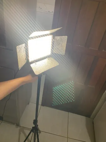 LED yongnuo yn 300iii + tripe 2m + bateria + fonte e carregador