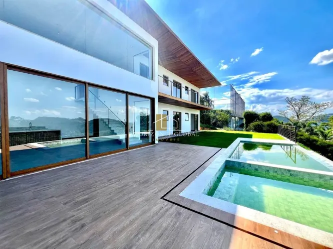 Residência de Alto Padrão com 7 suites em Condomínio Exclusivo com Vista Panorâmica e Laze