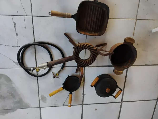 Fogão a gás mais panelas de ferro