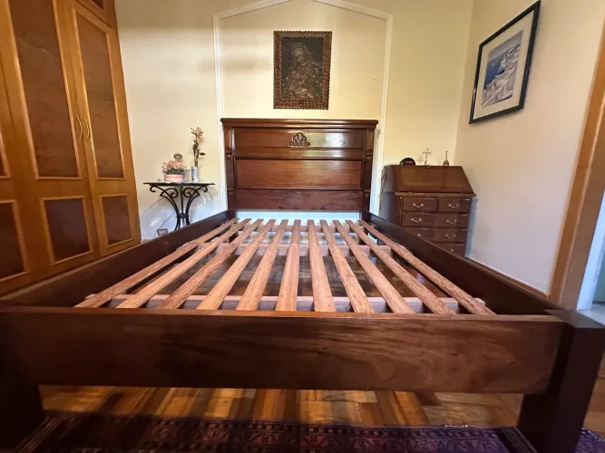 Cama de casal em madeira maciça 