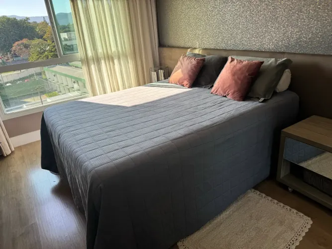 Vendo uma linda cama queem baú