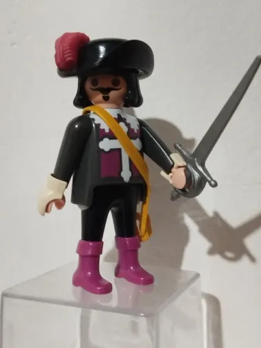 Playmobil importado um dos três Mosqueteiros.Cor roxa