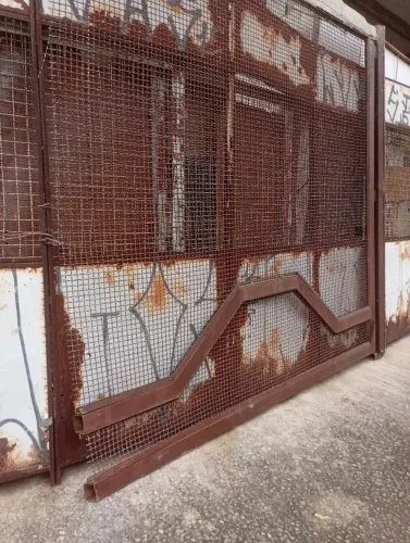 Portão de ferro fixo. c/ entrada lateral 