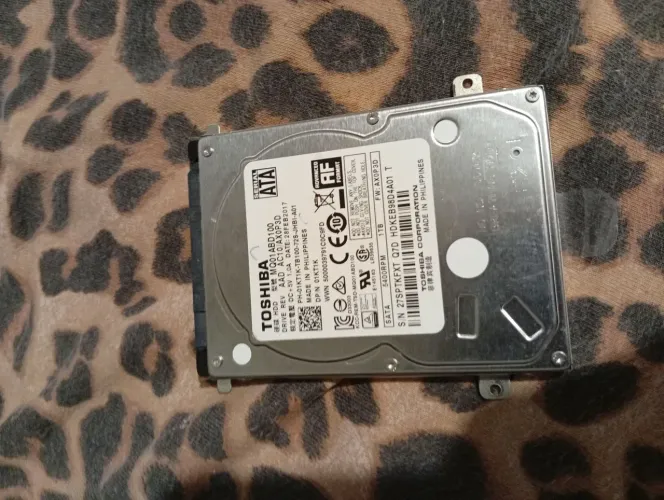 HD Toshiba original, modelo MQ01ABD100.