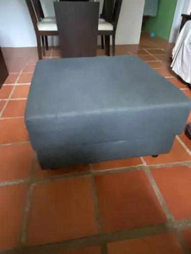 Móvel - Puff de colocar os pés que tb serve de mesa de centro