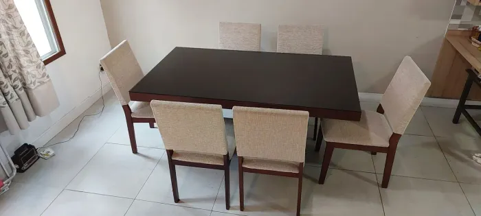 Vendo mesa com tampo de vidro com 6 cadeiras por R$1200,00.