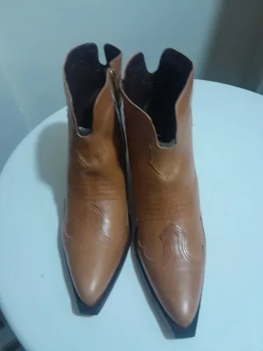 Vende-se bota de couro marca Luiza bacelar n.38 apenas 280