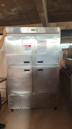 Câmara Refrigerada Vertical em Aço Inox - 4 Portas