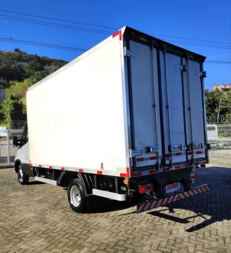 IVECO 55 170 com baú frigorífico 2021