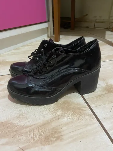 sapato Oxford tratorado de salto alto.
