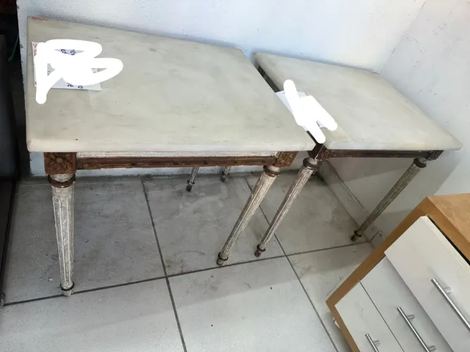 2 mesa lateral de estilo Luís XVI possui tampo de mármore