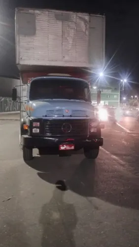 Vendo caminhão baú 10,80 mts, cor azul, truck