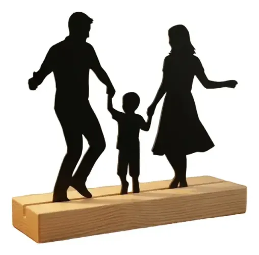 Silhueta Familia com um menino em Mdf com base