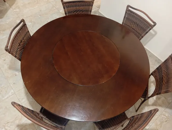 Vendo mesa redonda maciça c/ 6 cadeiras