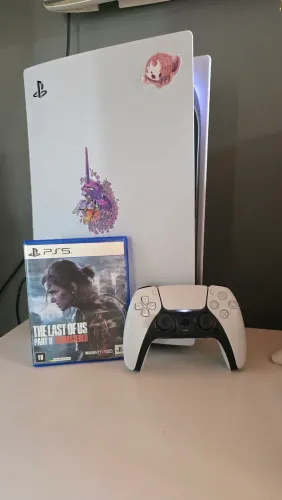 PS5 Fat(versão c/ leitor de disco) + The Last of us 2 remasterizado.