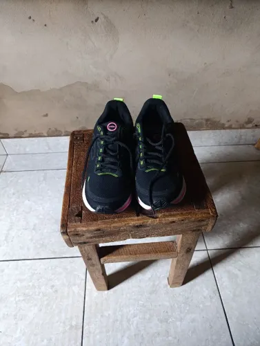 Vendo ou troco por algo do meu interesse,tênis feminino novo, número 36, primeira linha 