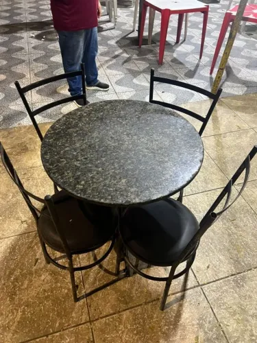 Mesa de granito com cadeiras 