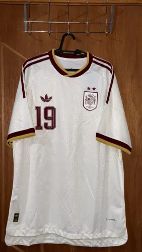 Camiseta Espanha 2 estrelas Lamine Yamal modelo Jogador