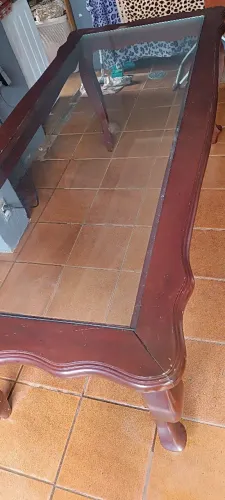 Vendo mesa madeira clássica provençalcom tampo de vidro estilo chipandele