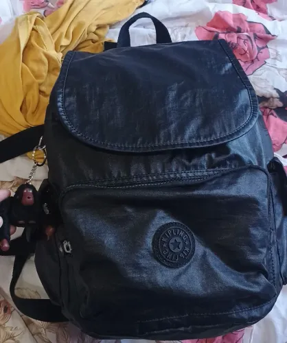 Mochila da Kipling preto metálico no modelo City Pack S .