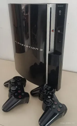 Playstation 3 + 2 controles. (Bloqueado)