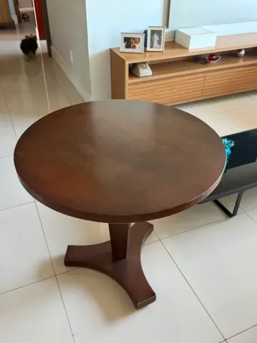 Vendo mesa redonda em madeira