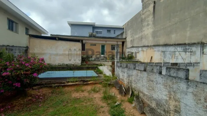 Terreno com Casa Velha nos fundos à Venda com 276m²
