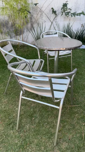 Mesa de alumínio com cadeiras