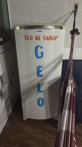 Geladeira branca pequena